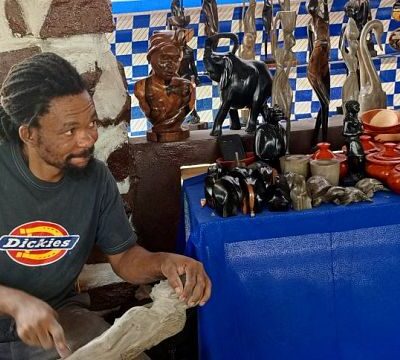 Congolese sculptors showcase their wood carving skills