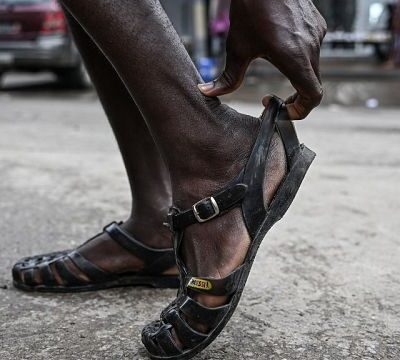 The “lêkê”, poor man’s shoes that have become a symbol of Ivorian culture