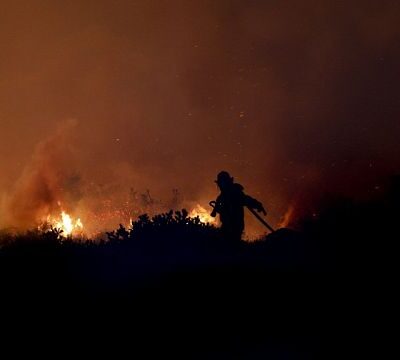 South Africa: Fire fighters in battle of blaze on slopes of mountain near Cape Town