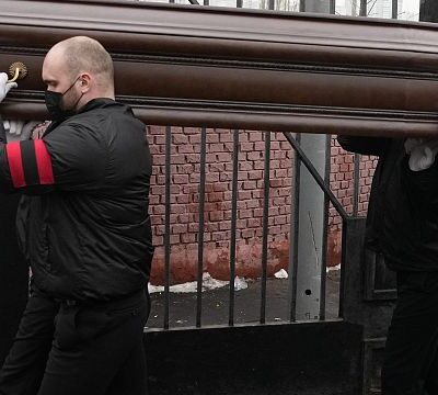 Russia: Alexei Navalny buried in Moscow under police presence