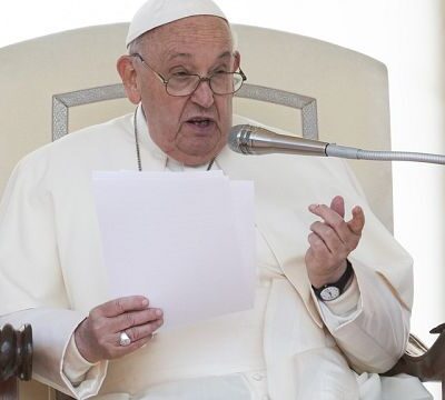 Pope Francis invites faithful to pray for people caught in wars