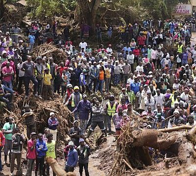 Kenyan government distributes food aid to people displaced by floods