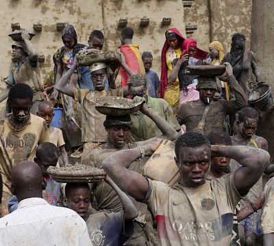 Thousands in Mali replaster the Mosque of Djenne