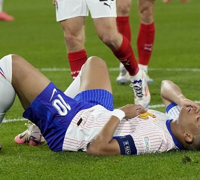 No surgery planned for Mbappé for now