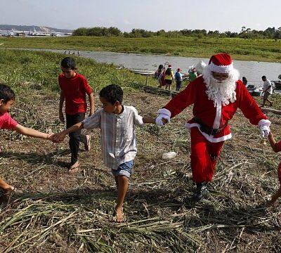 Father Christmas delivers gifts to Brazilian Amazon communities