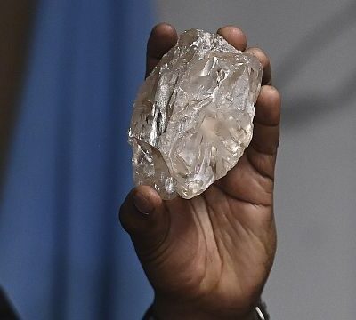 Botswana secures enhanced 10-year diamond deal with De Beers