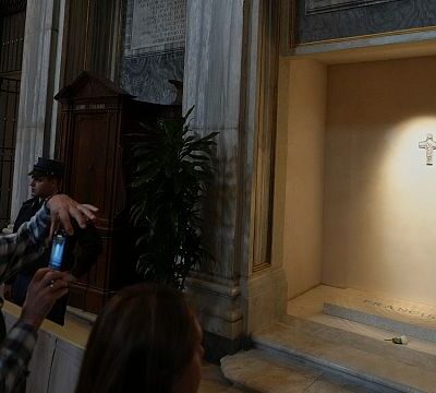 Visitors pay their respects at Pope Francis’ tomb