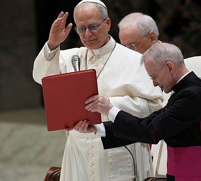 Pope urges Christian Brothers to be mindful of challenges young people face