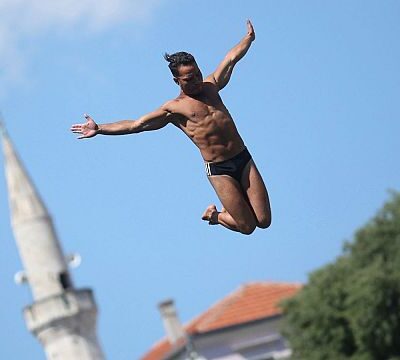 Old bridge in Mostar hosts 459th annual jump