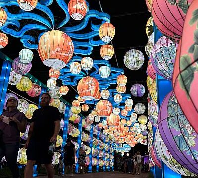 WATCH: Philadelphia’s Franklin Square glows in annual lantern festival