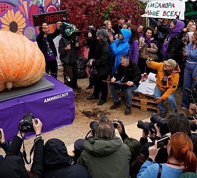 Russian Farmer breaks national record with 969 kilo pumpkin at giant vegetable showdown