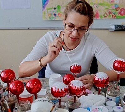 Bulgarian glass ornaments by disabled artists are winning hearts