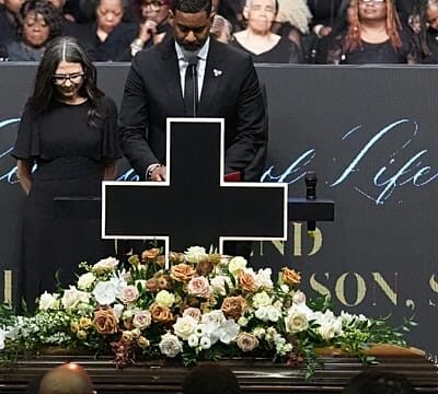 Thousands including Obama pay tribute to Rev. Jesse Jackson Sr.
