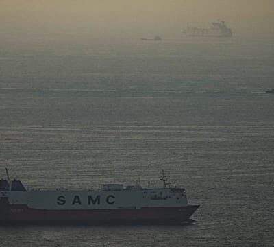 US and Iran trade threats over Strait of Hormuz standoff