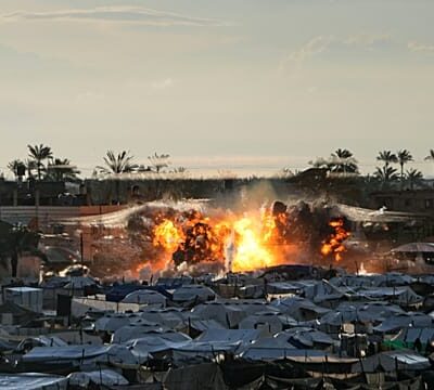 Gaza: Strike near Deir al‑Balāḥ tents kills at least one