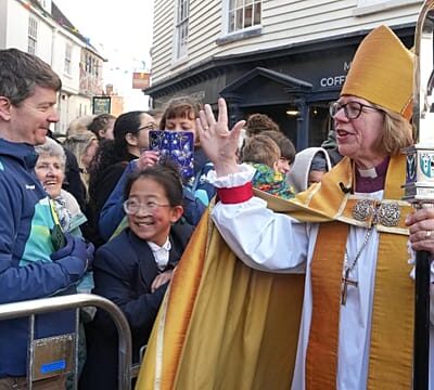 Watch: Sarah Mullally becomes first woman to lead the Church of England