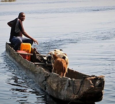 Congo fishermen abandon nets for plastic waste