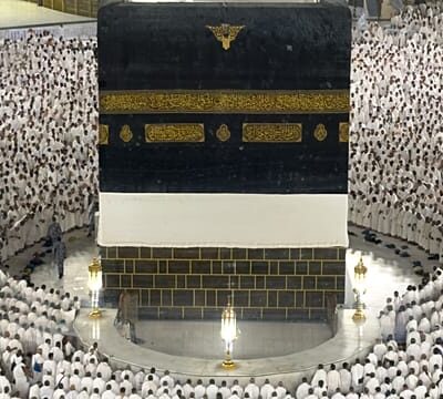 Muslim pilgrims pray in Mecca before start of Hajj